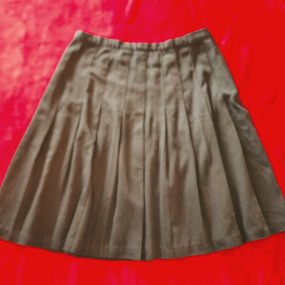 Black pleated skirt